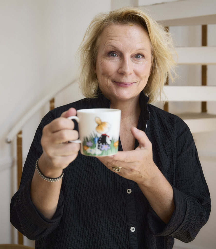 Jennifer Saunders with Moomin mug