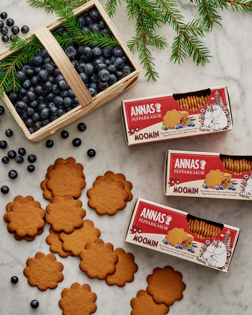 A basket with blueberries and Annas gingerbread laying on a table