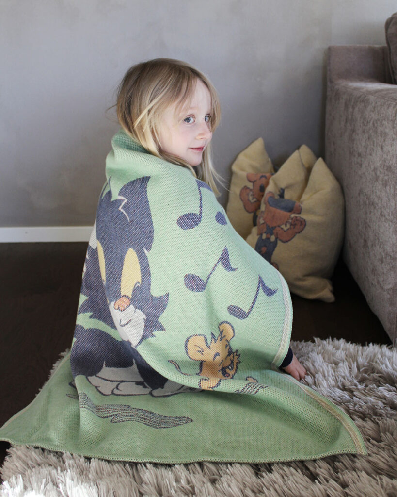 Girl wearing Bamse blanket